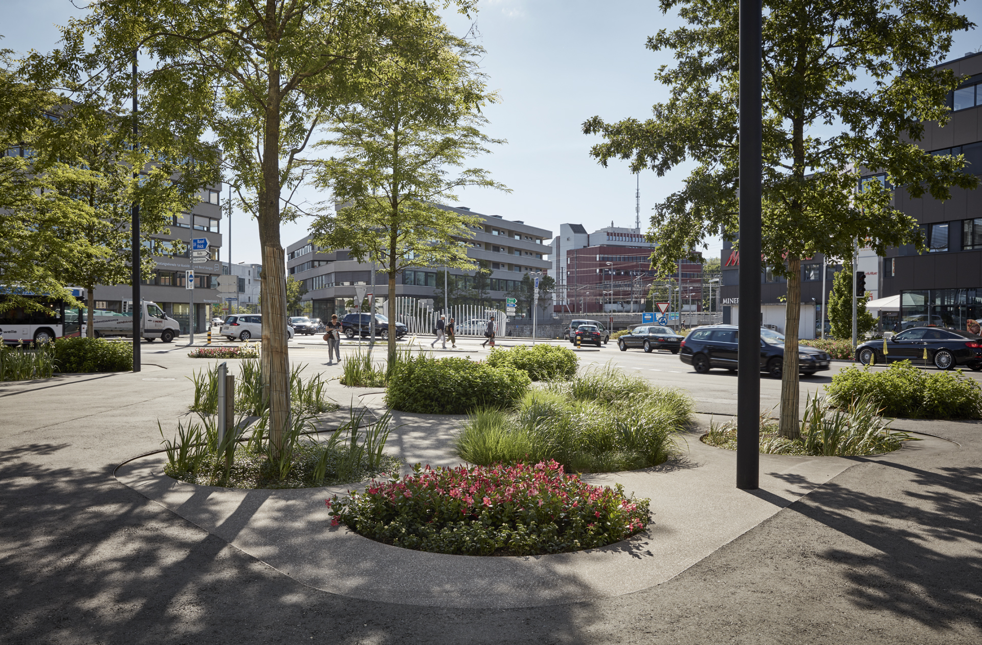 Ein Baumfilter leitet vom Verkehrsraum des Gaisplatzes in das Quartier