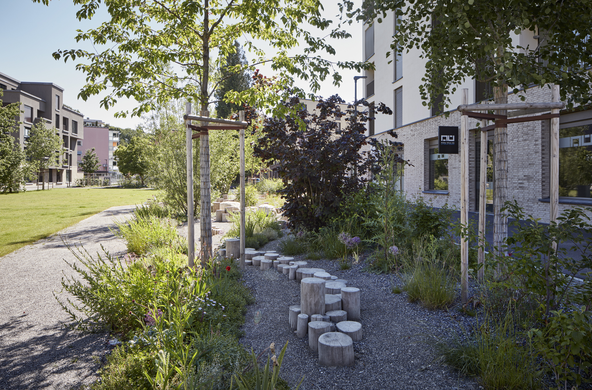 Balancing path integrated into the dense parking space